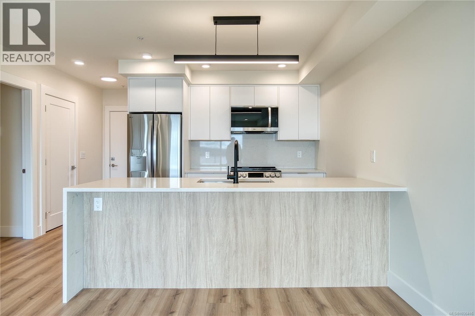 #404 45 HALIBURTON ST - 14