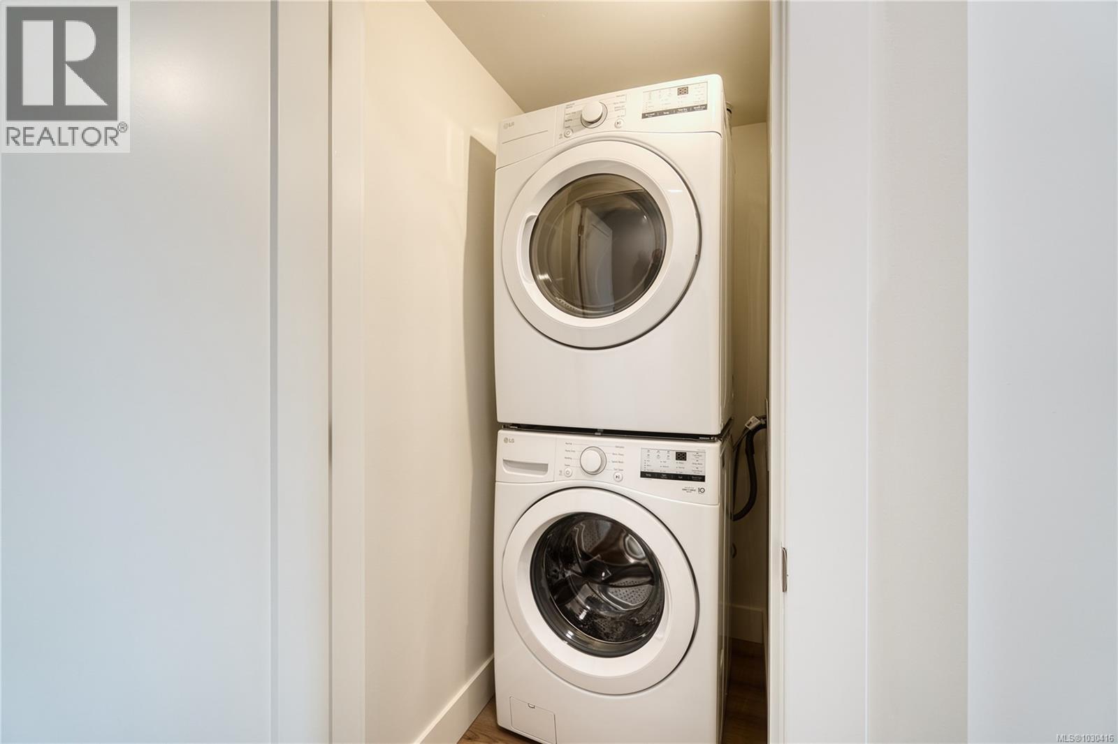 #404 45 HALIBURTON ST - 21