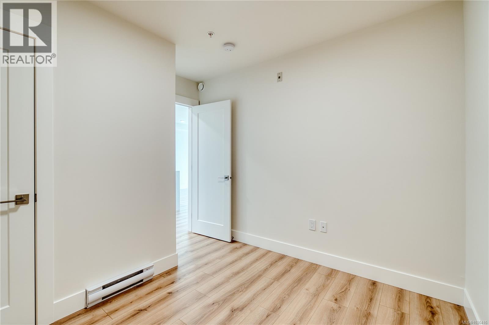 #404 45 HALIBURTON ST - 23