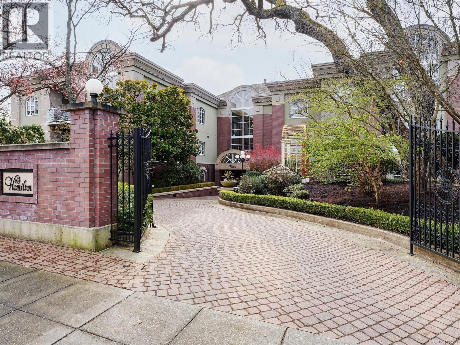 #207 2277 Oak Bay Ave - 1