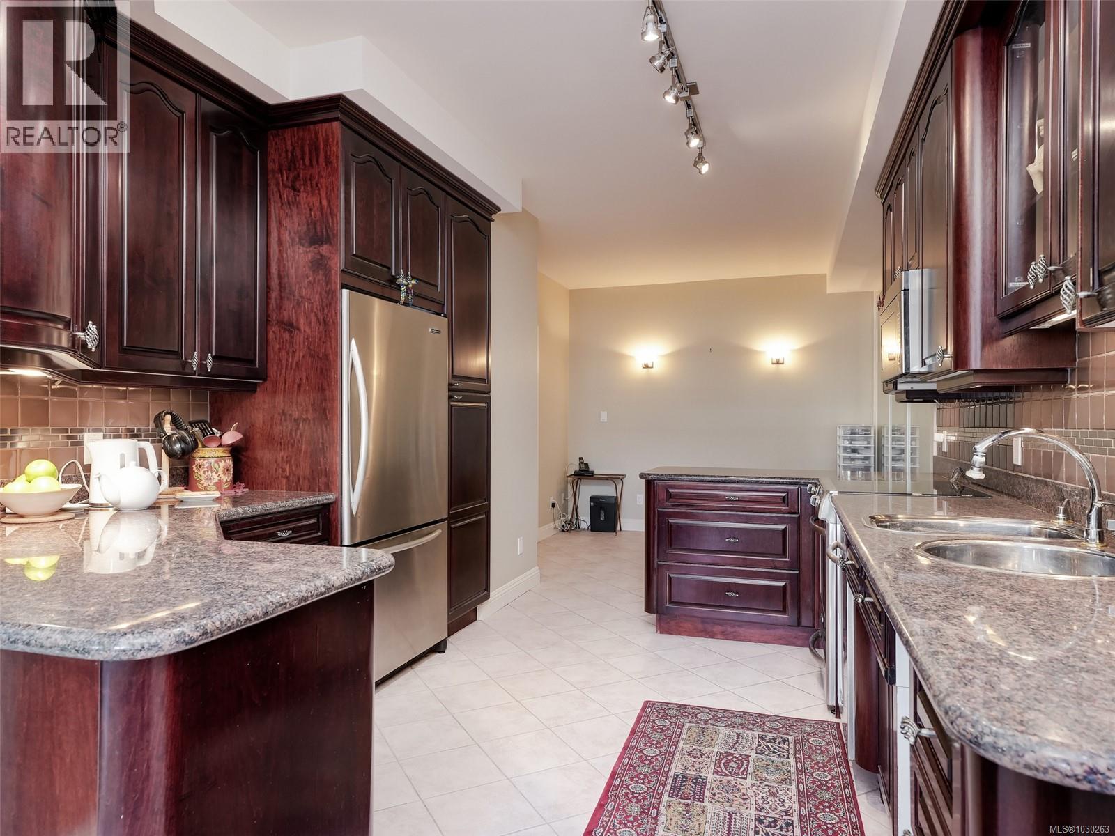 #207 2277 Oak Bay Ave - 10