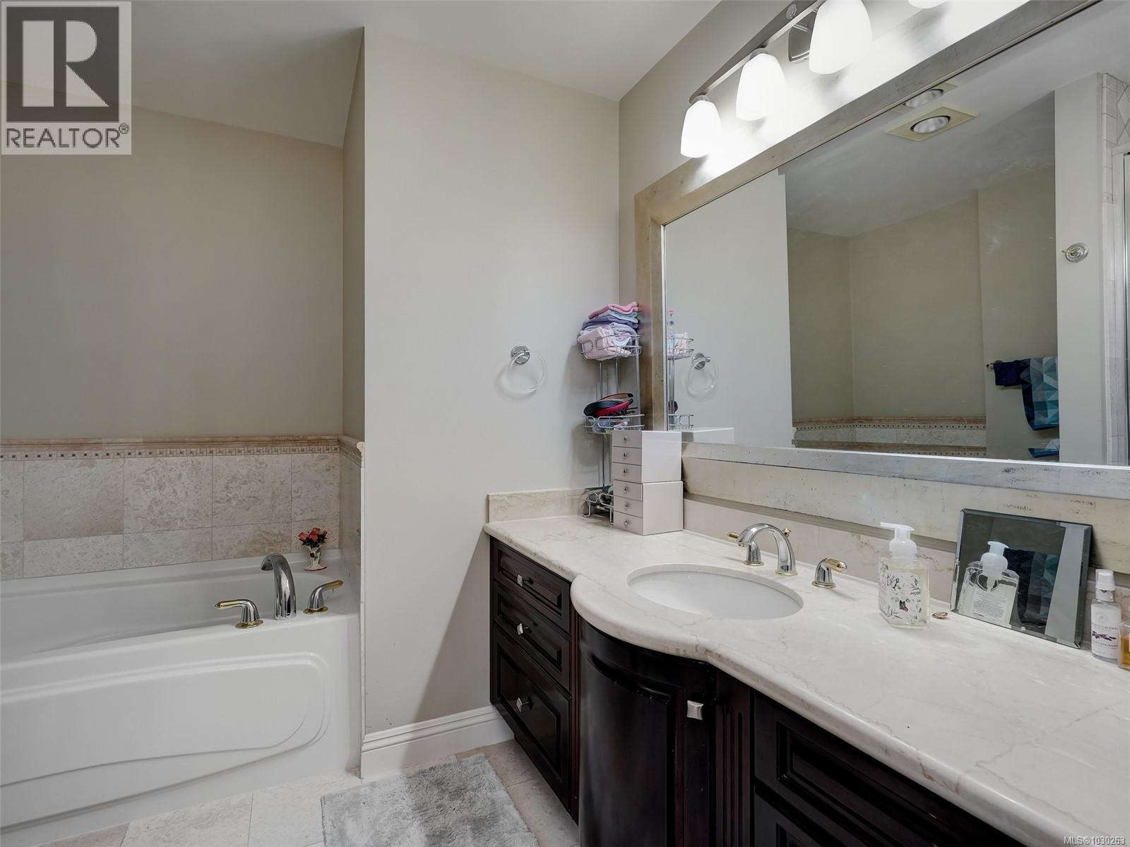 207 2277 Oak Bay Avenue, Oak Bay