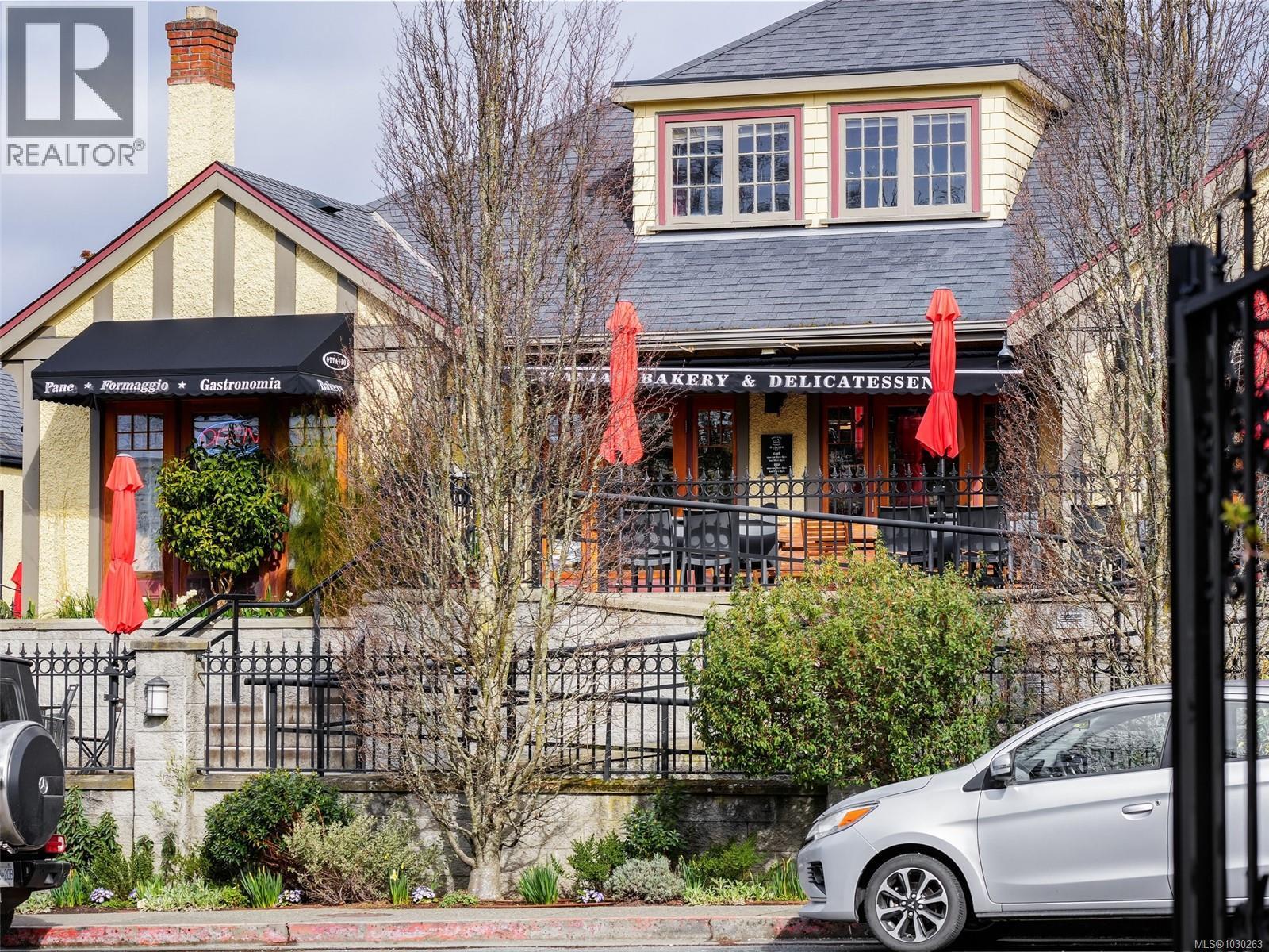 #207 2277 Oak Bay Ave - 2
