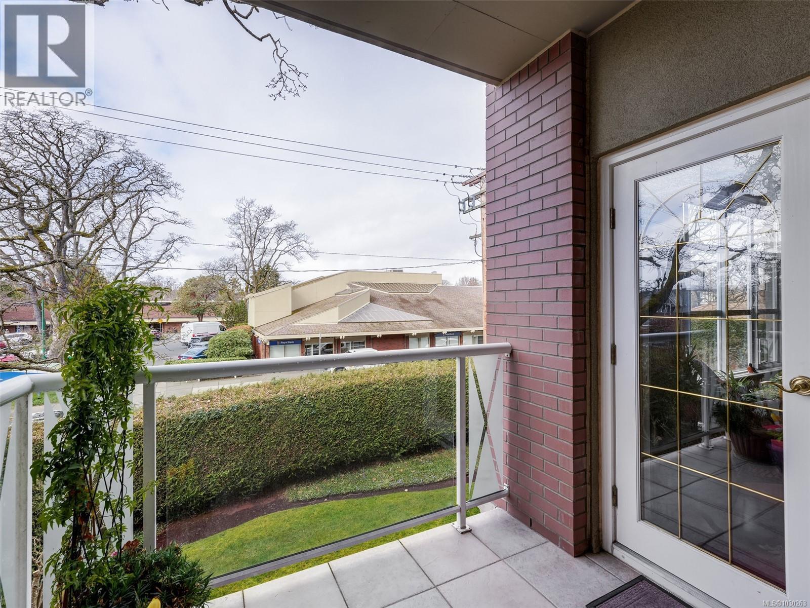 #207 2277 Oak Bay Ave - 23