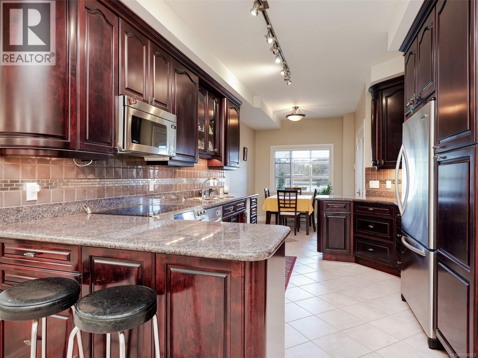 #207 2277 Oak Bay Ave - 9