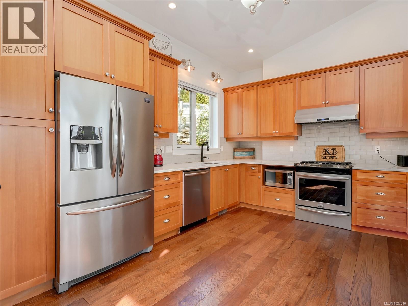 125 HILLTOP CRES - 15