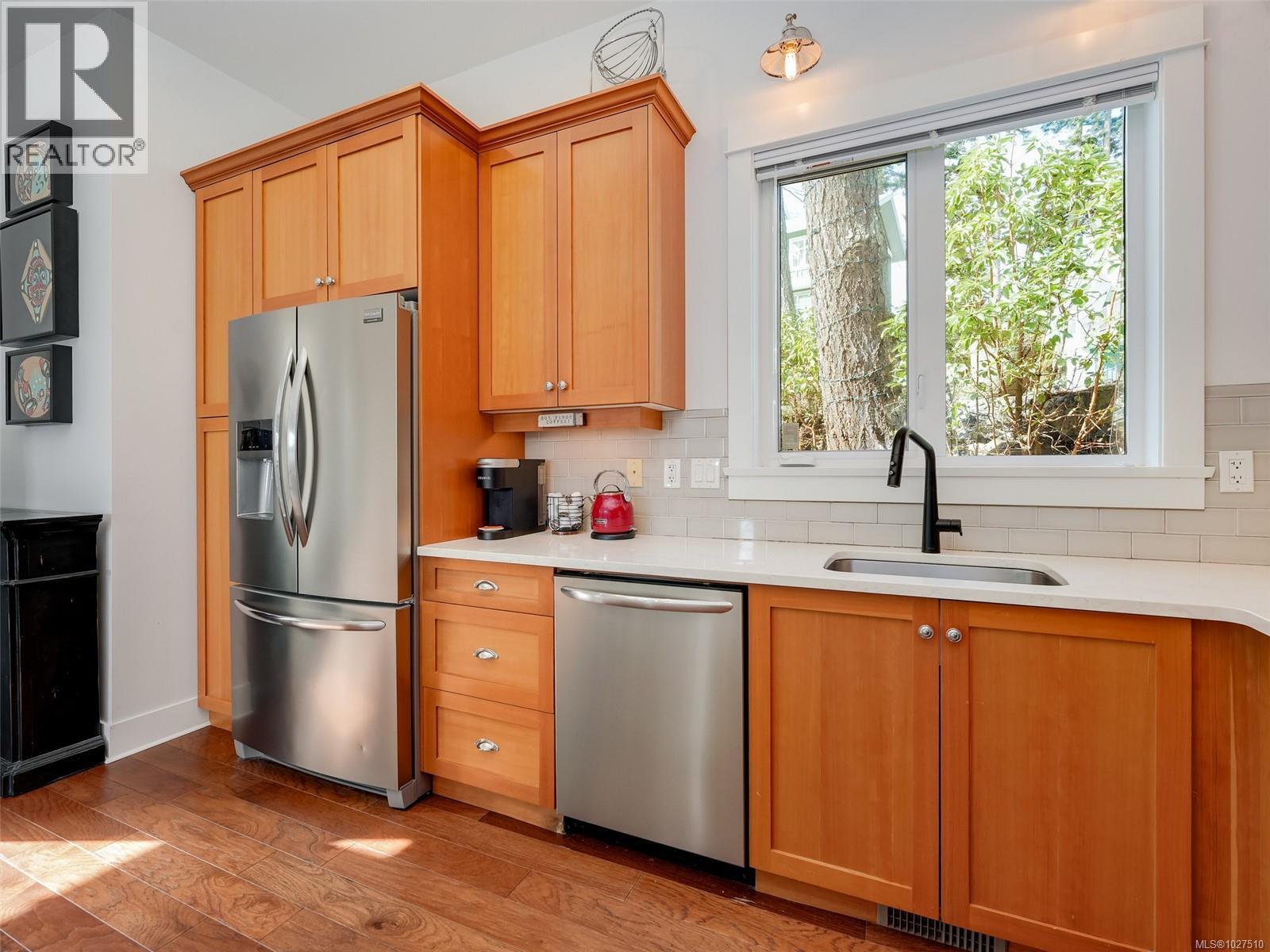 125 HILLTOP CRES - 17