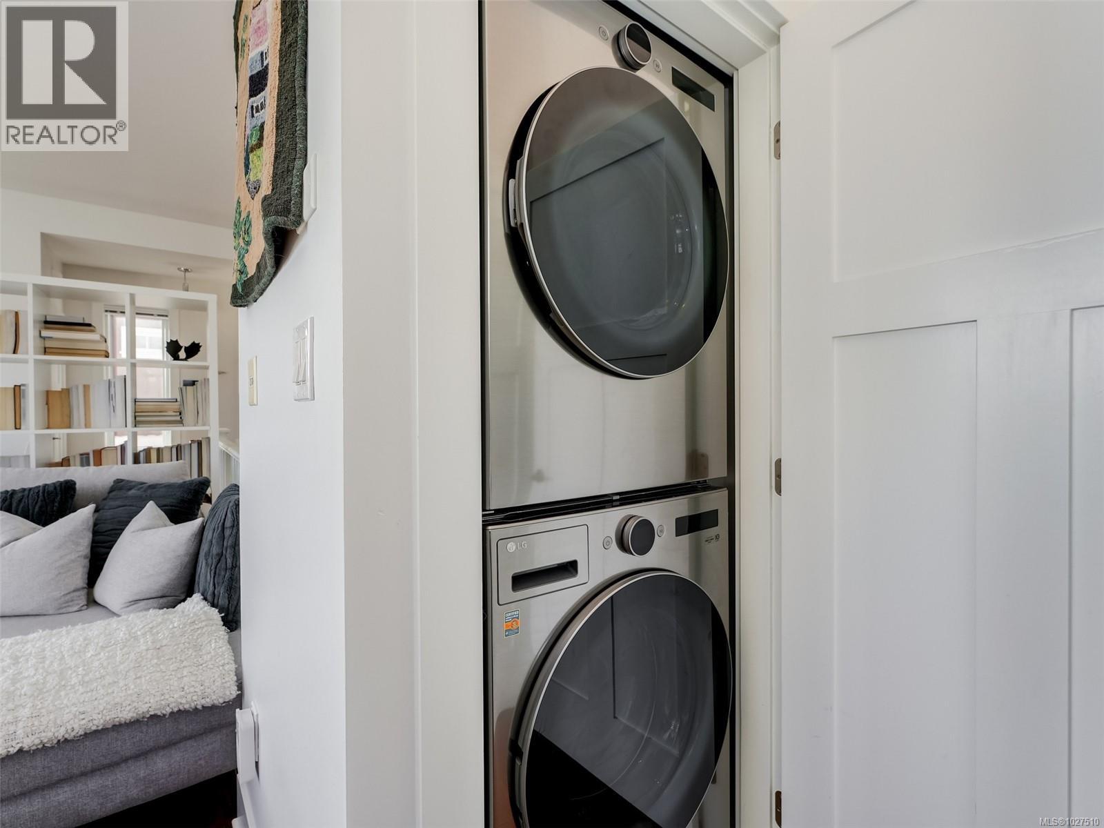 125 HILLTOP CRES - 20