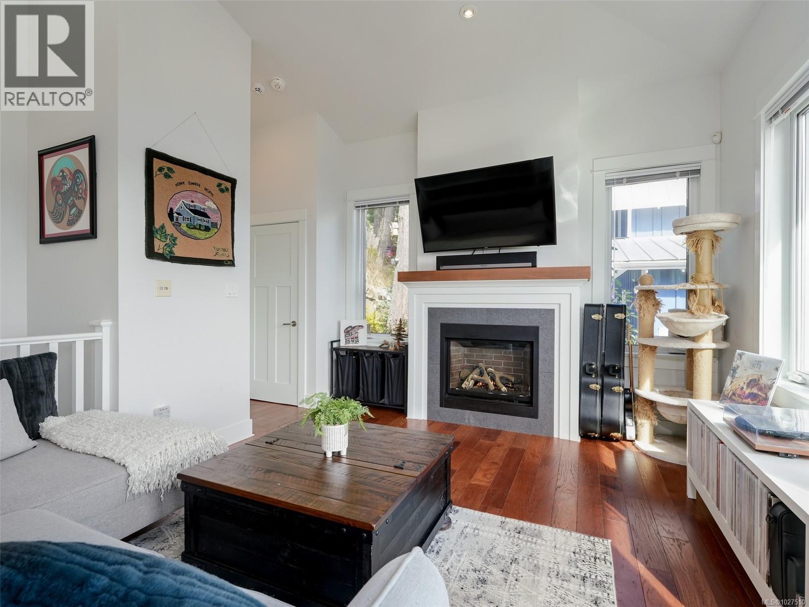 125 HILLTOP CRES - 7