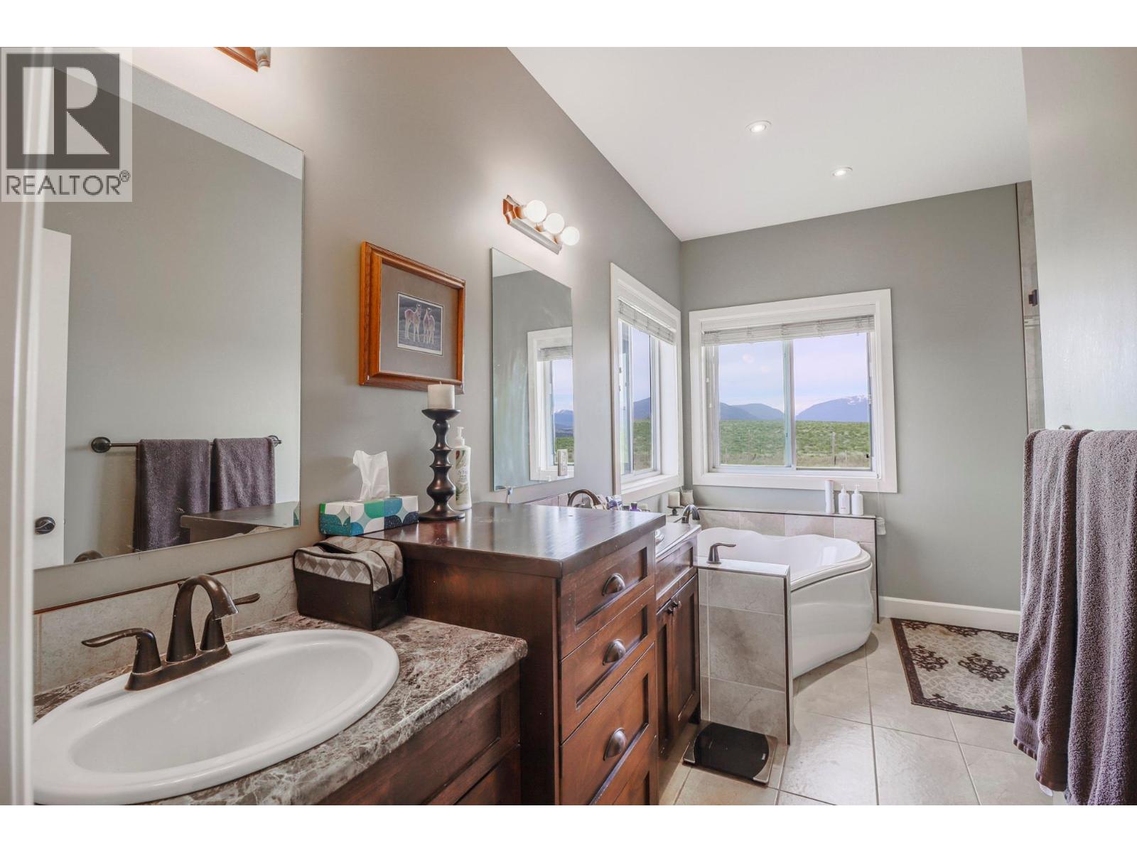 9693 CLEARVIEW Road, Cranbrook