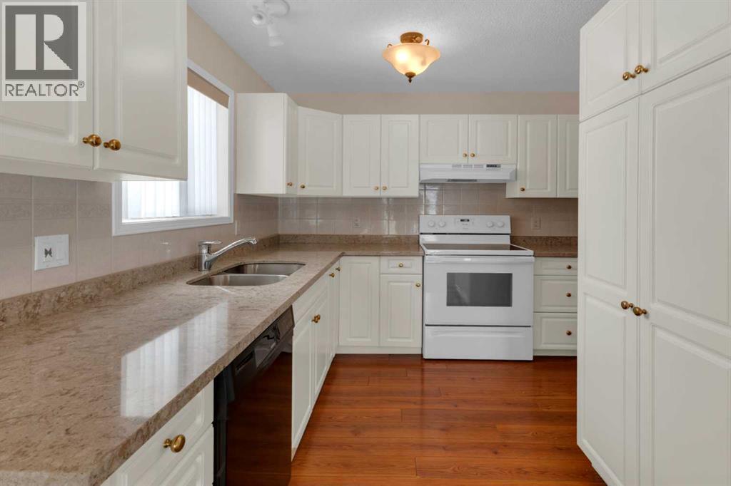 Single Family House for Sale in  Macewan Ridge Villas NW MacEwan Glen Calgary 