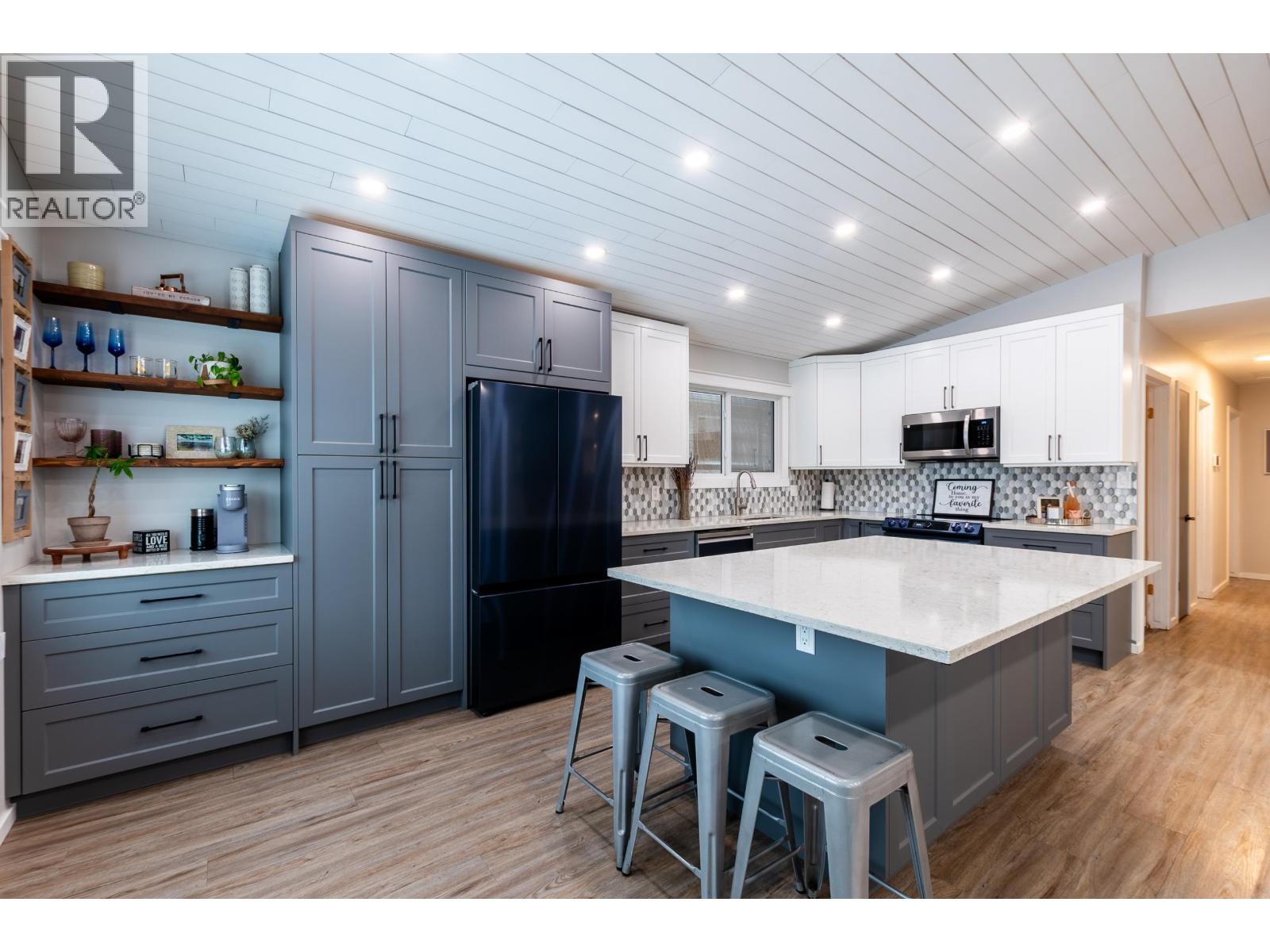 193 MCKINLEY CRESCENT - 4