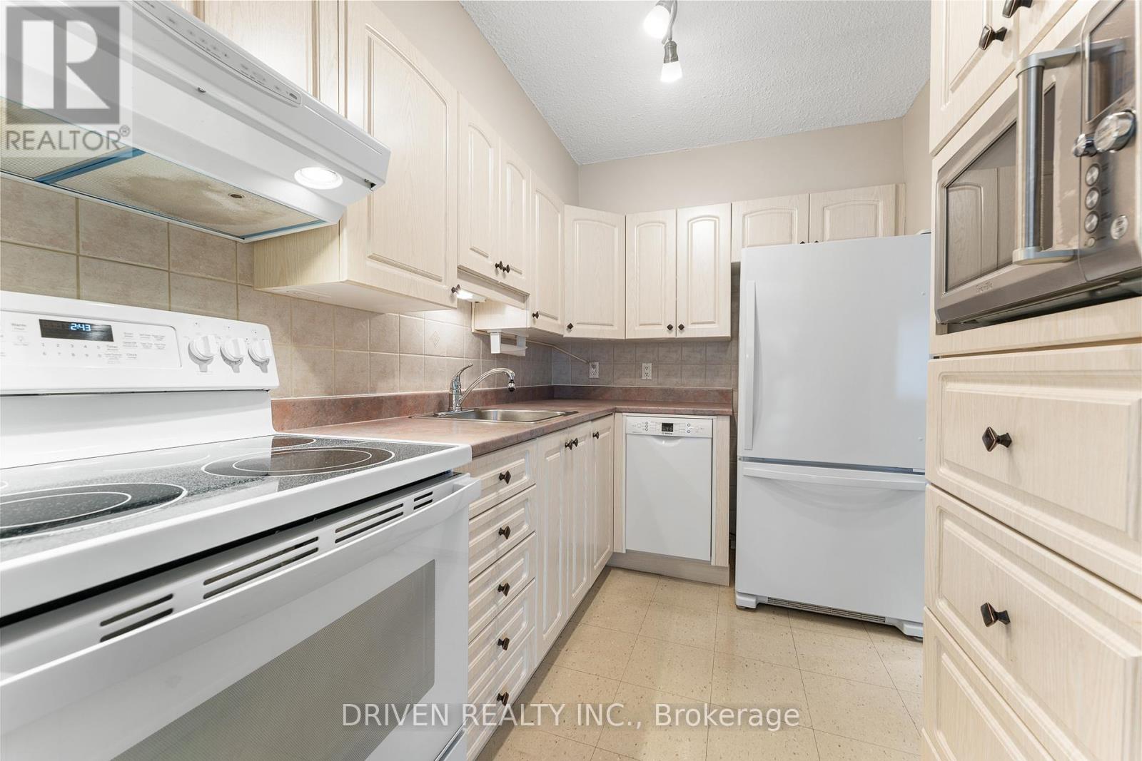Cook& entertain with ease in this updated kitchen.