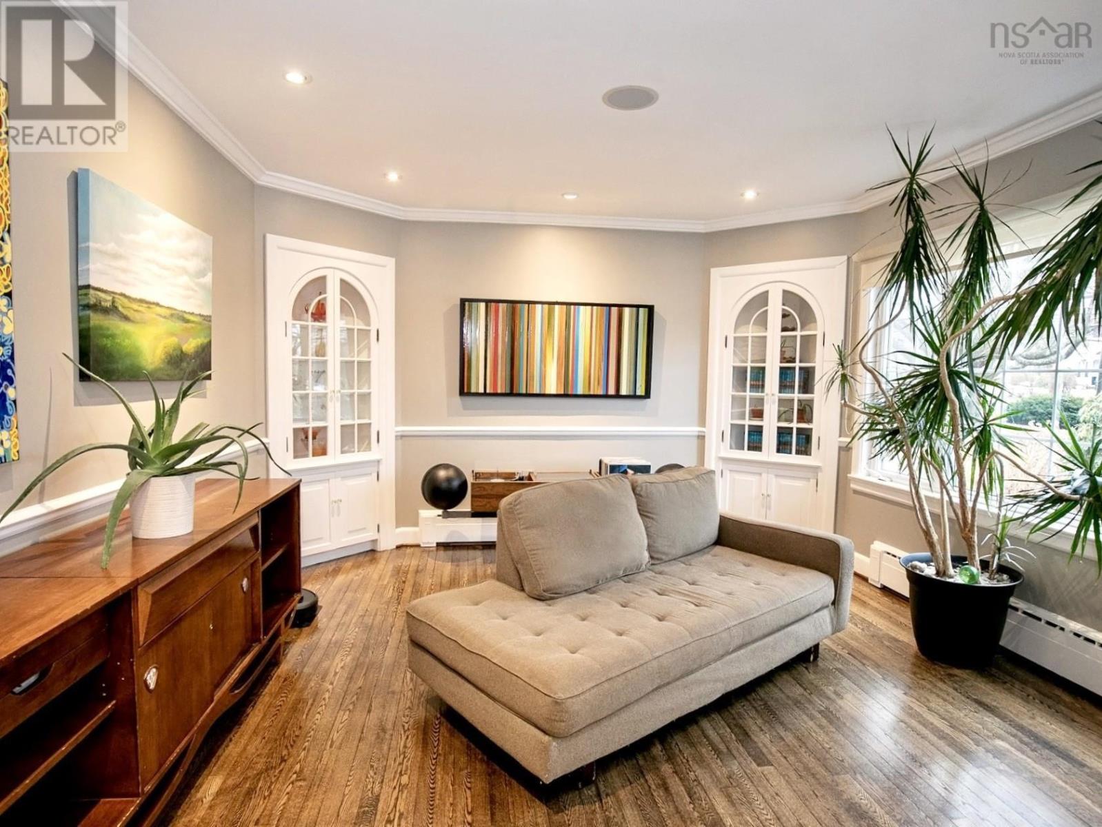 Property 32 of 50 of 168 Victoria Street E