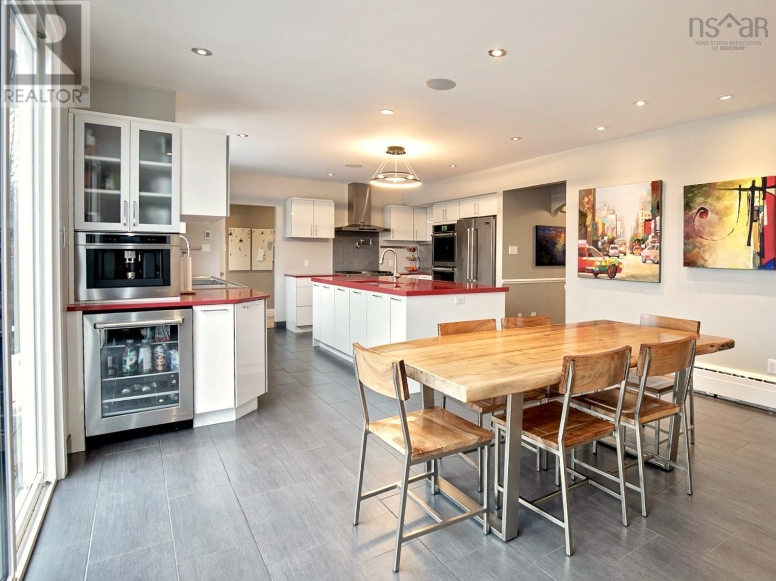 Property 38 of 50 of 168 Victoria Street E