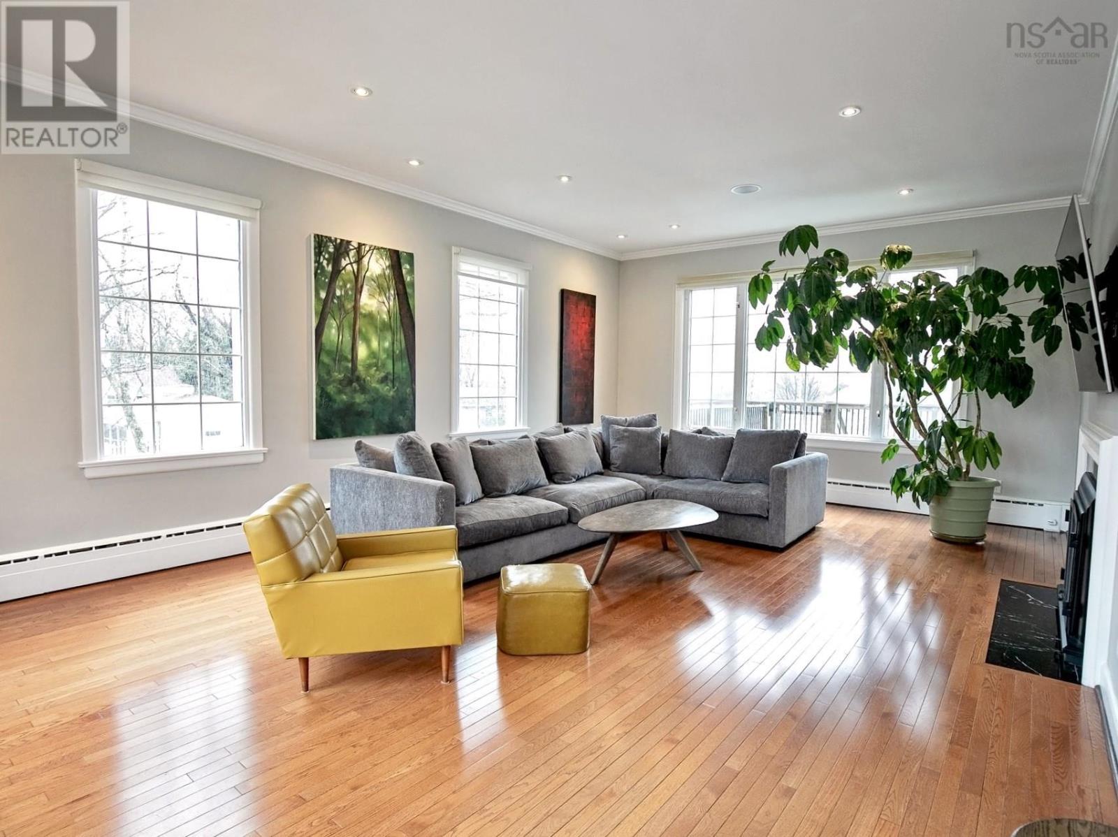 Property 30 of 50 of 168 Victoria Street E