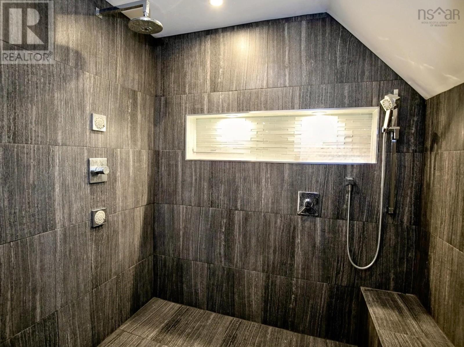 Property 49 of 50 of 168 Victoria Street E