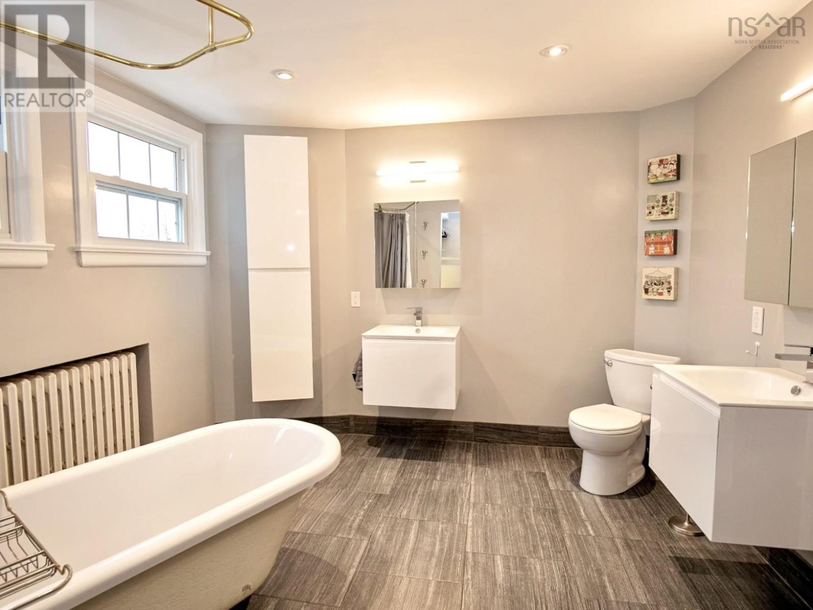 Property 21 of 50 of 168 Victoria Street E