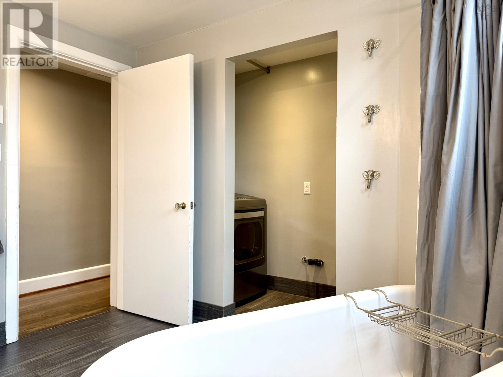 Property 22 of 50 of 168 Victoria Street E