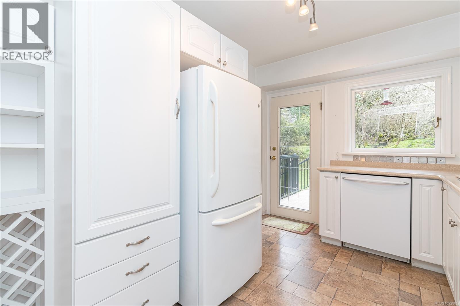 2015 RUNNYMEDE AVE - 15