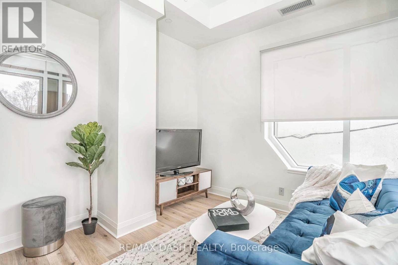 #205 151 AVENUE ROAD - 12