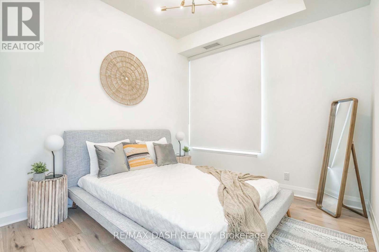 #205 151 AVENUE ROAD - 24