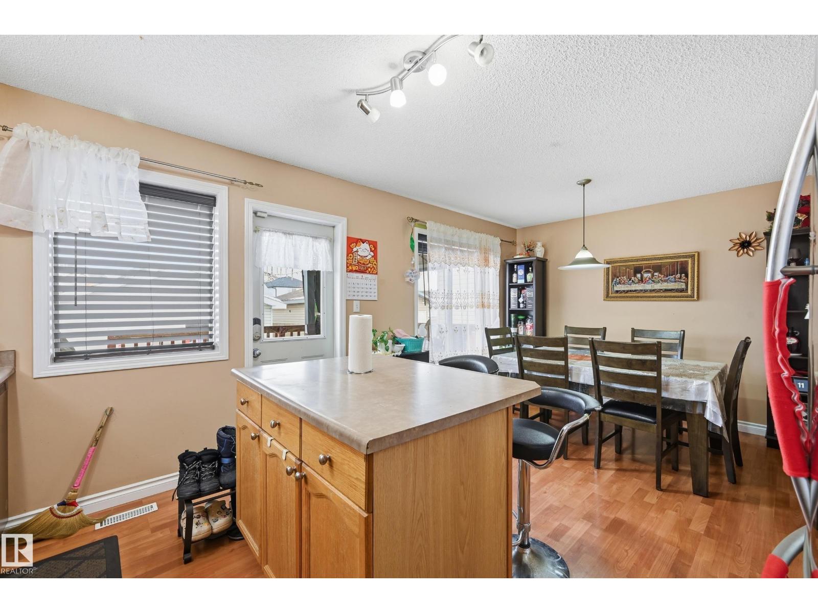 3010 32 AV NW, Edmonton