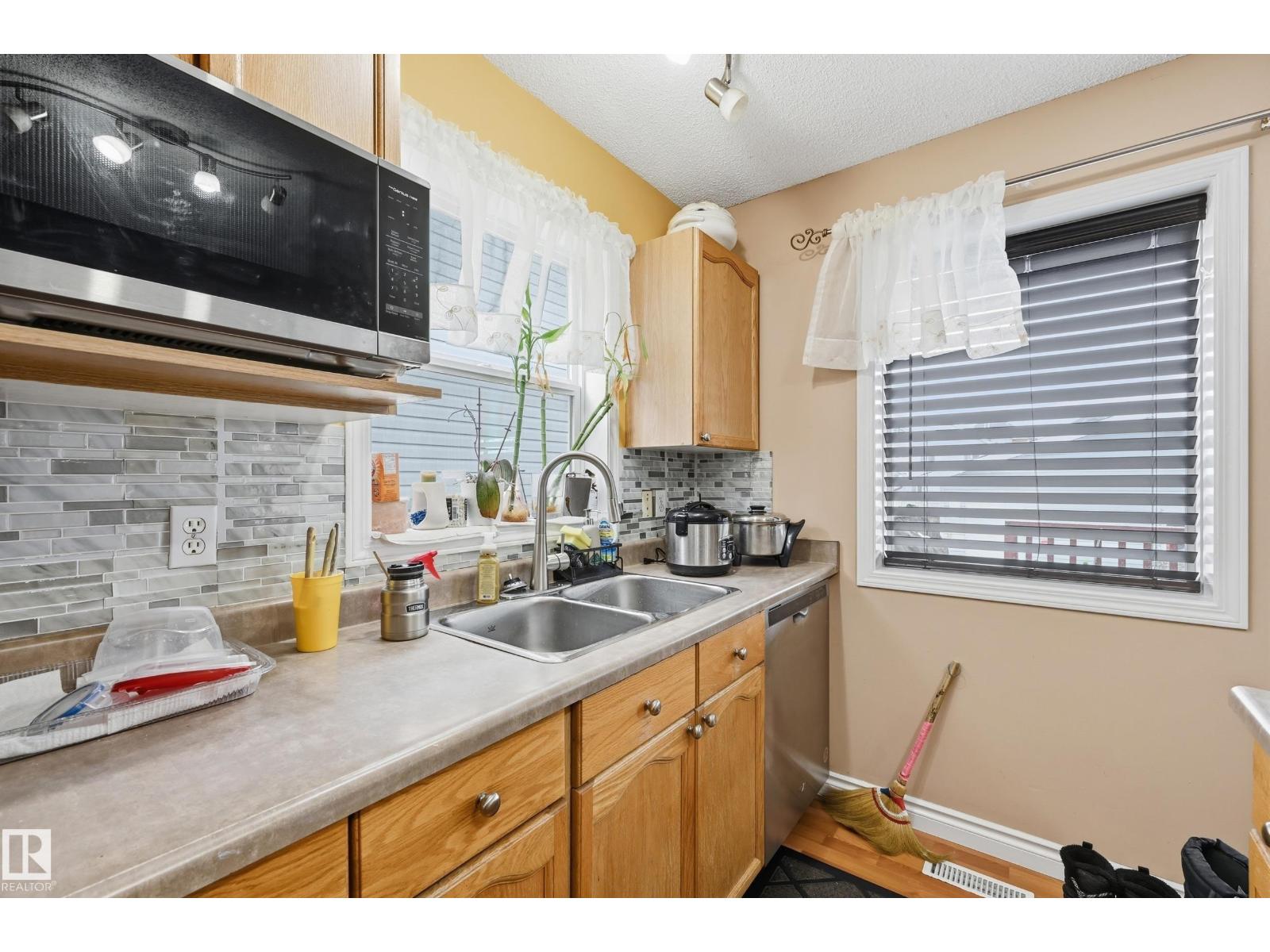 3010 32 AV NW, Edmonton