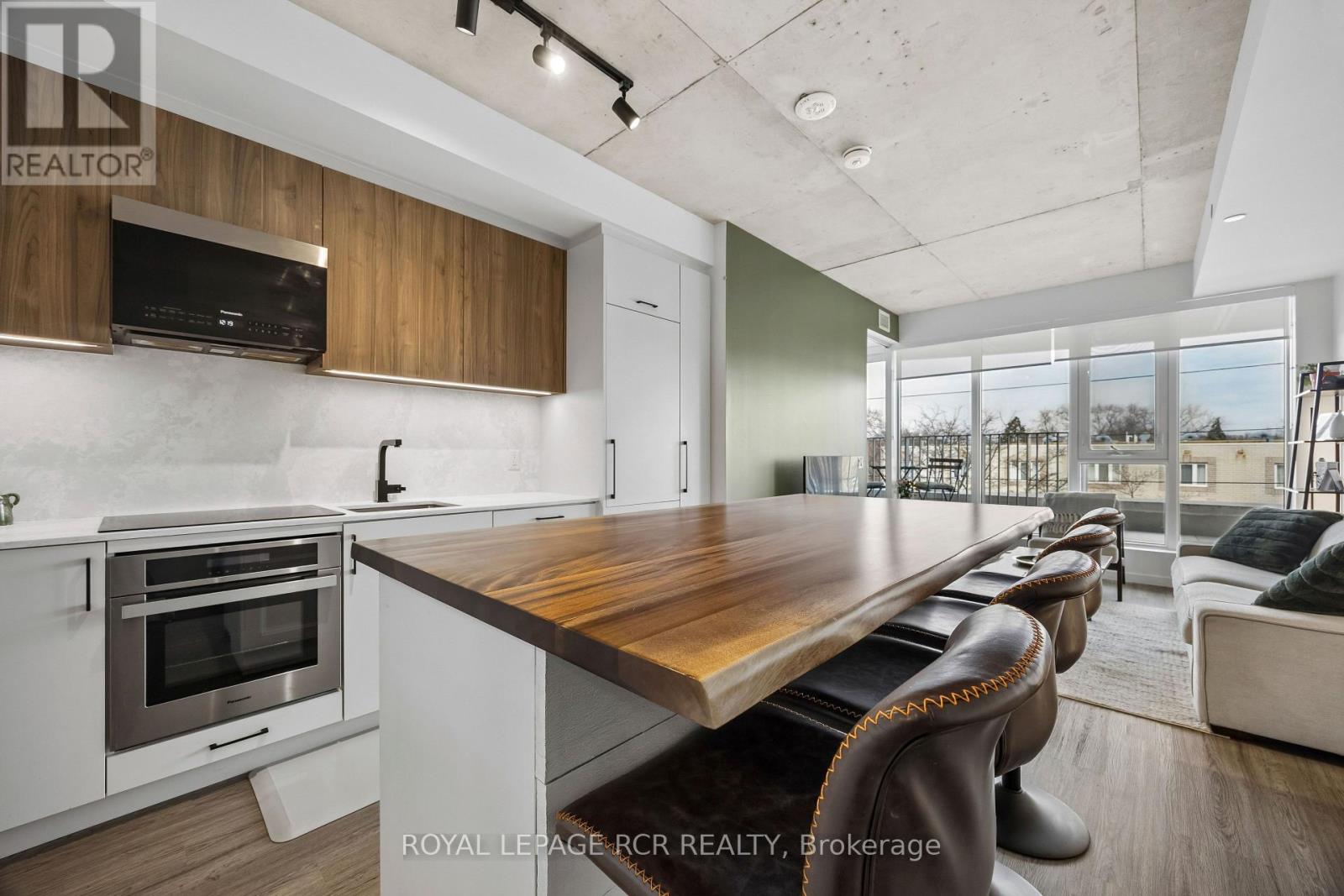 Listing photo of 321 - 689 THE QUEENSWAY