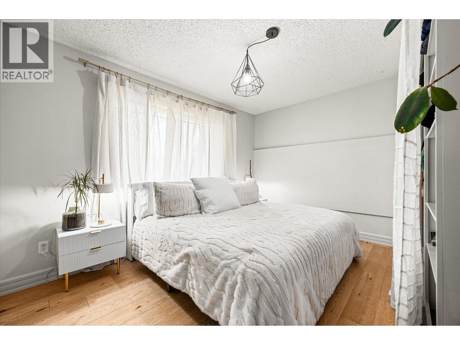 1492 FOREST AVENUE - 23