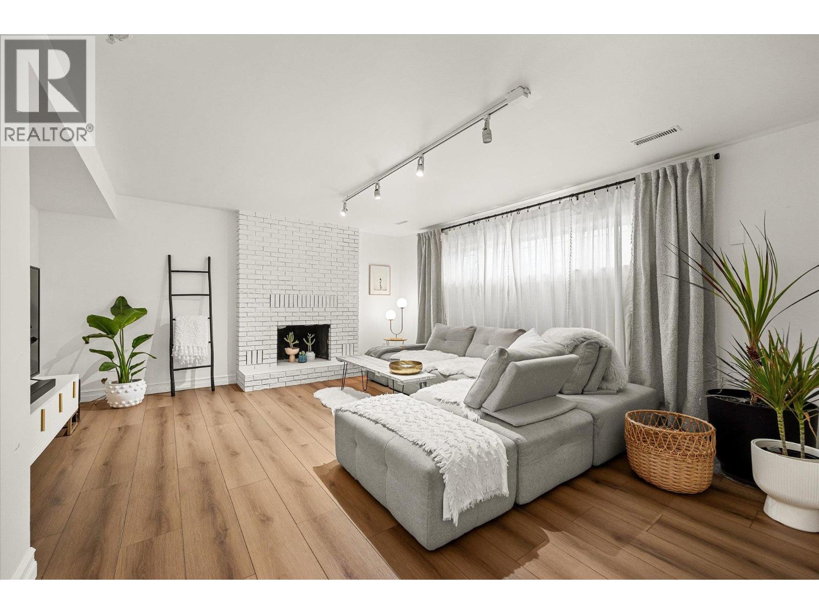 1492 FOREST AVENUE - 28