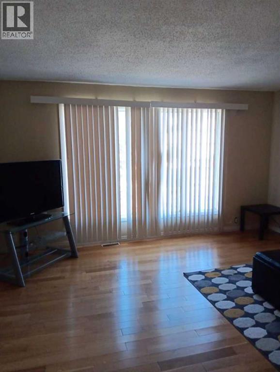 Single Family House Bi-level for Sale in  Pineland Road NE Pineridge Calgary 