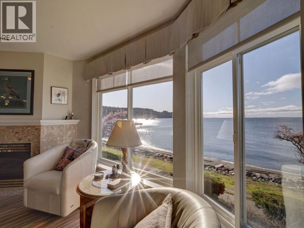 205 5470 INLET AVENUE, Sechelt