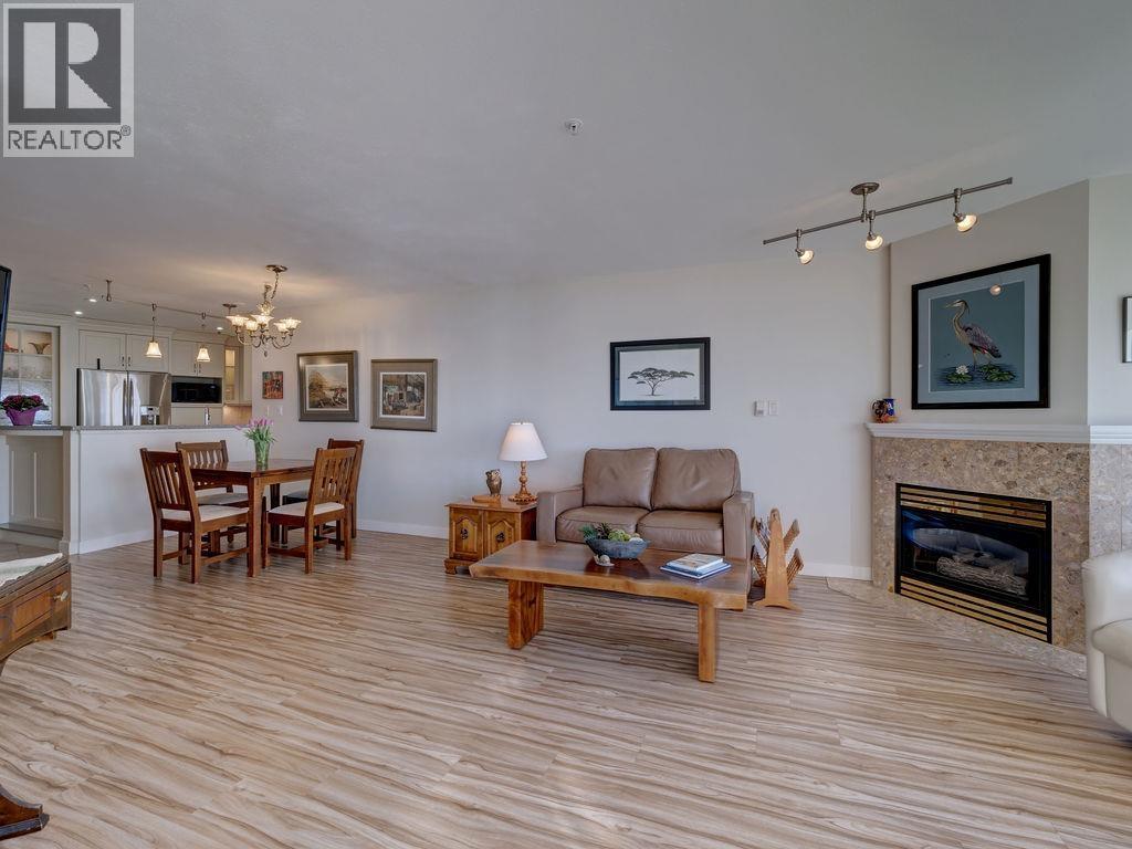 205 5470 INLET AVENUE, Sechelt