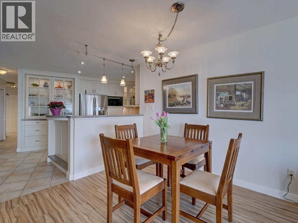 205 5470 INLET AVENUE, Sechelt