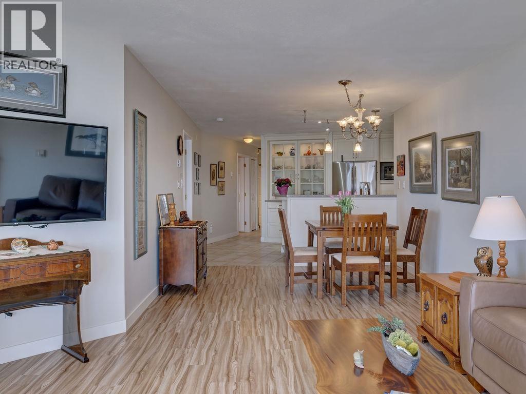 205 5470 INLET AVENUE, Sechelt