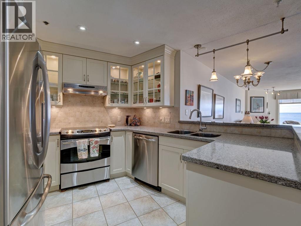 205 5470 INLET AVENUE, Sechelt