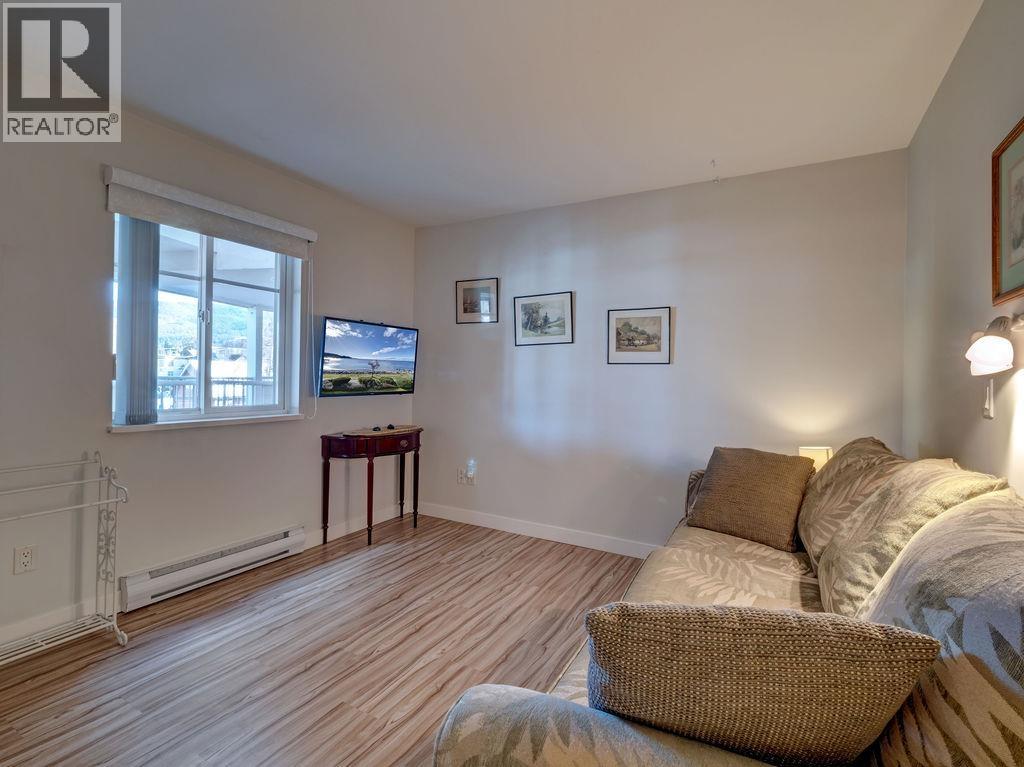 205 5470 INLET AVENUE, Sechelt