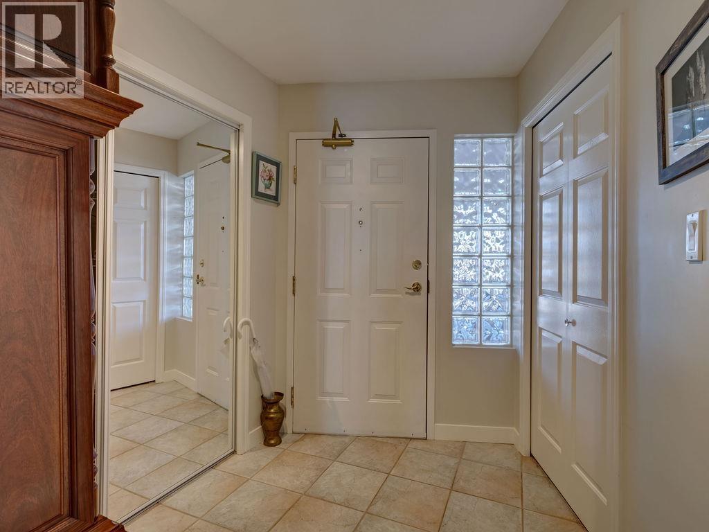 205 5470 INLET AVENUE, Sechelt