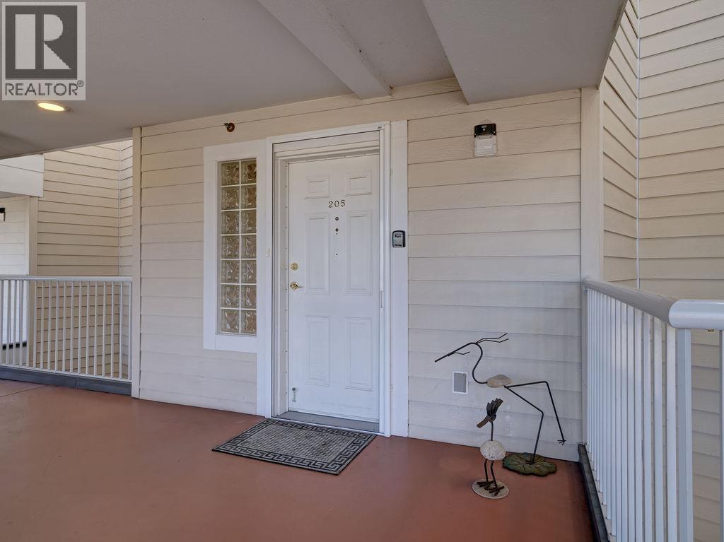 205 5470 INLET AVENUE, Sechelt