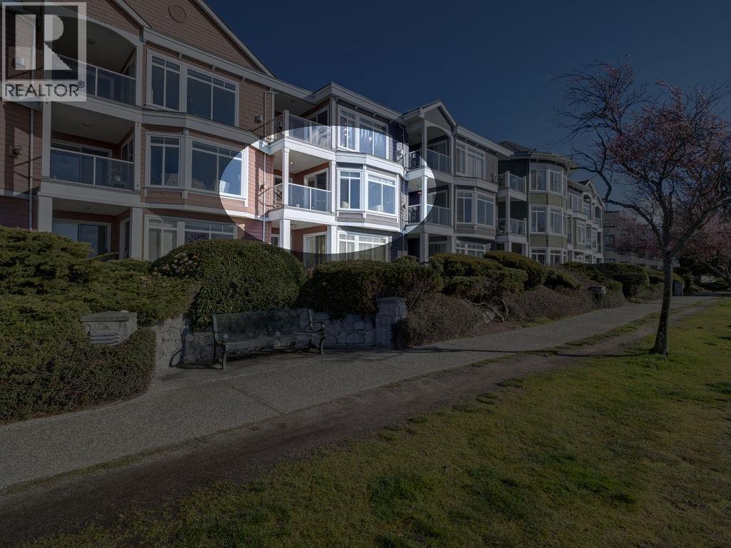 205 5470 INLET AVENUE, Sechelt