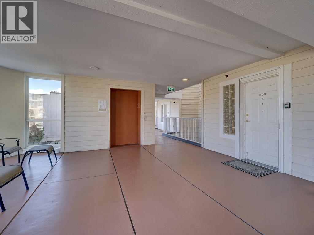 205 5470 INLET AVENUE, Sechelt