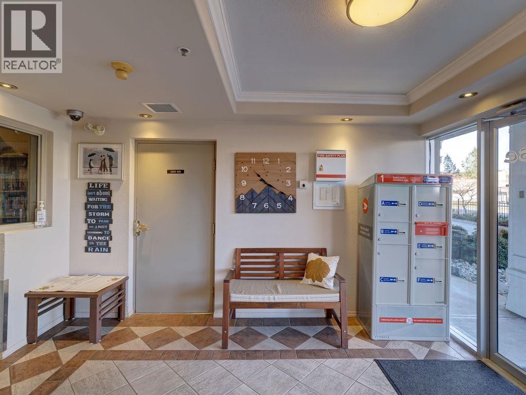 205 5470 INLET AVENUE, Sechelt