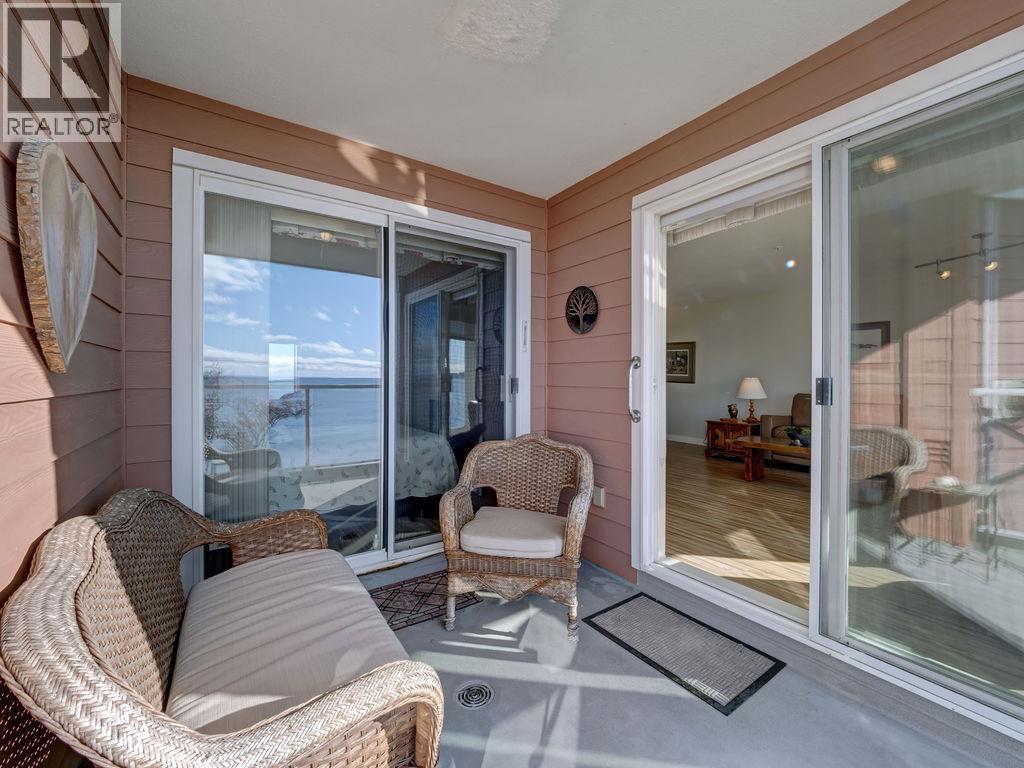 205 5470 INLET AVENUE, Sechelt