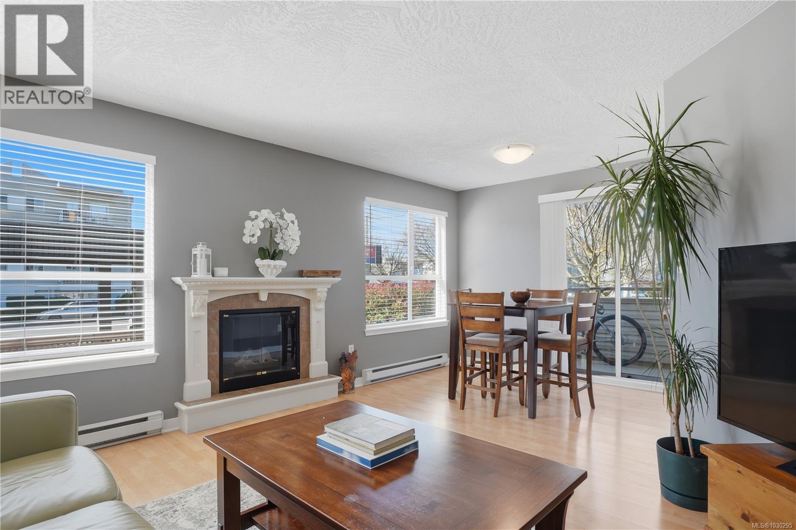 207 1055 Hillside Ave, Victoria