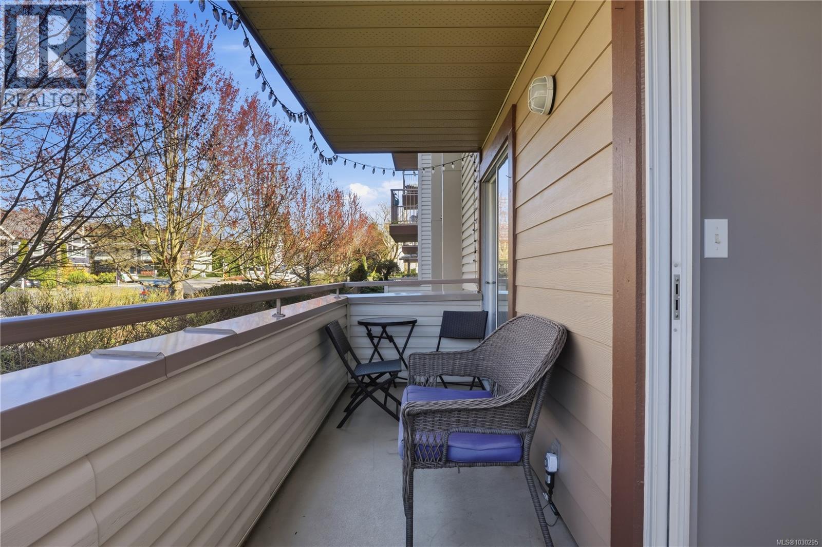 #207 1055 HILLSIDE AVE - 32