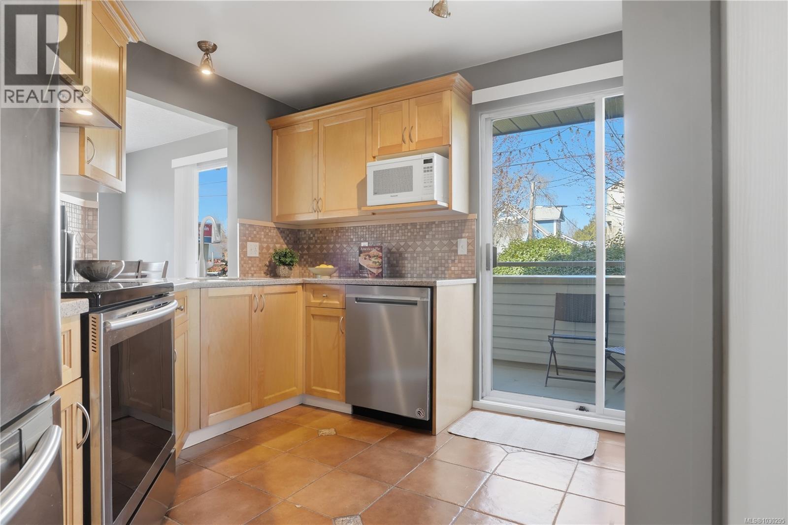 #207 1055 HILLSIDE AVE - 9