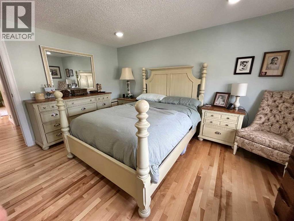 Single Family House 4 Level for Sale in  Point Mckay Gardens NW Point McKay Calgary 