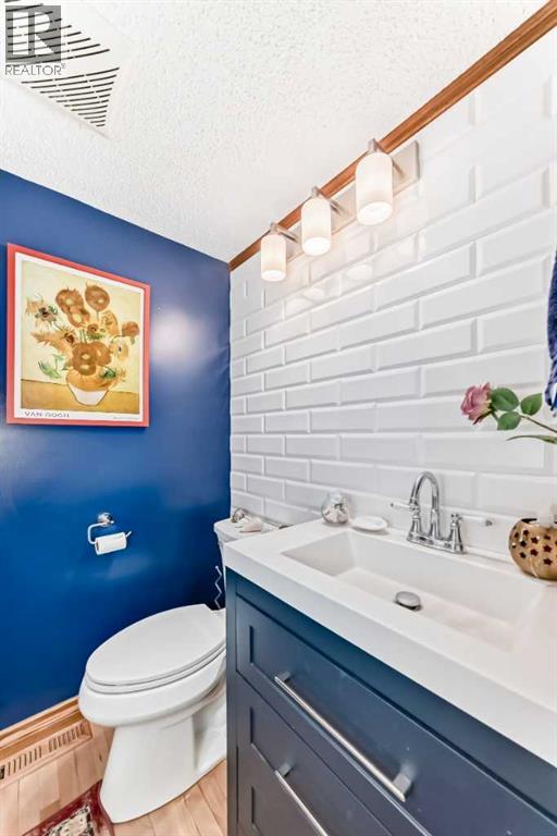 Single Family House 4 Level for Sale in  Point Mckay Gardens NW Point McKay Calgary 