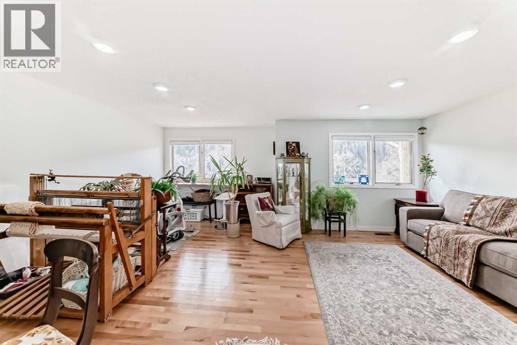 Single Family House 4 Level for Sale in  Point Mckay Gardens NW Point McKay Calgary 